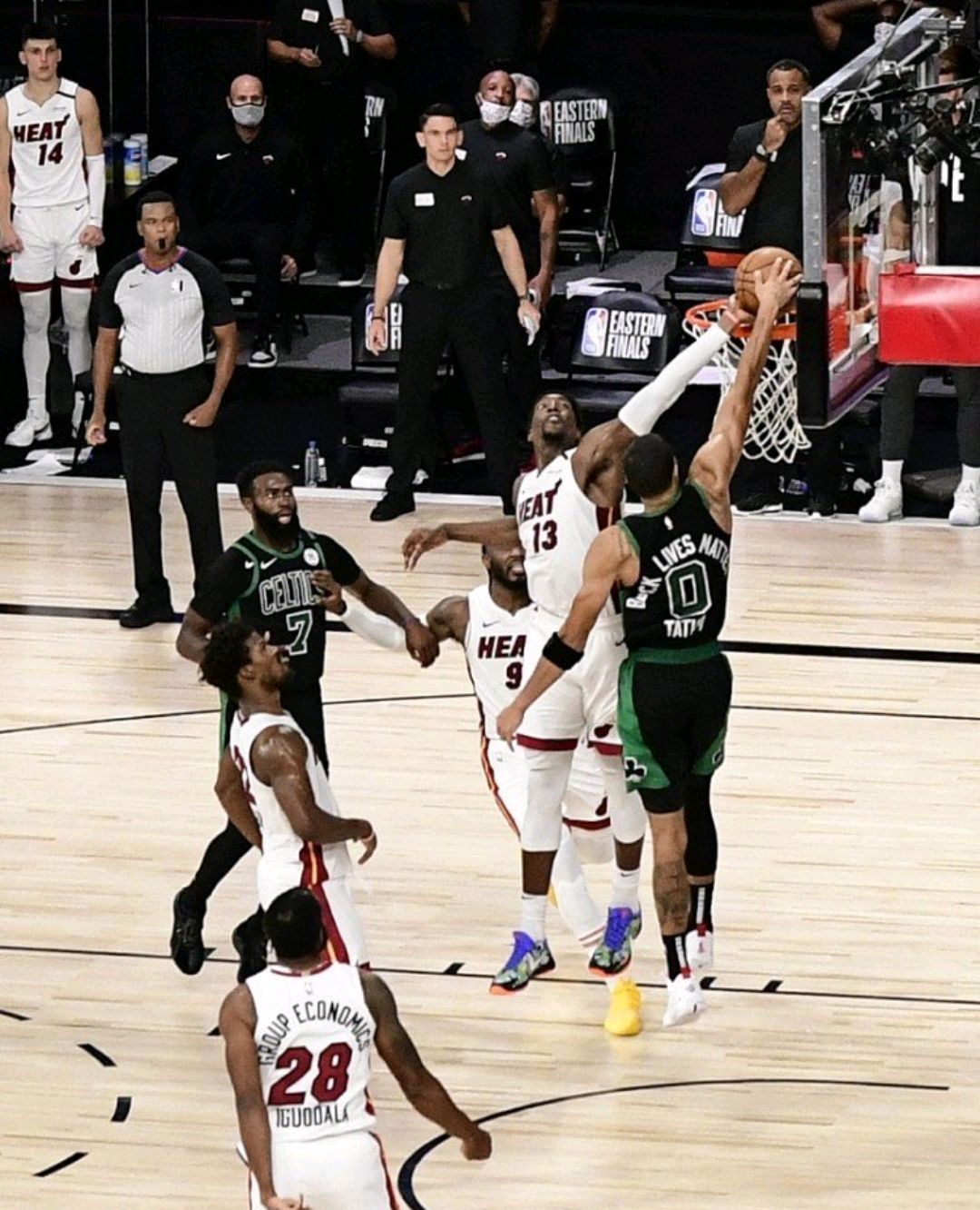 华体会网址-上海队翻盘雄鹿，塔图姆统治全场  第2张